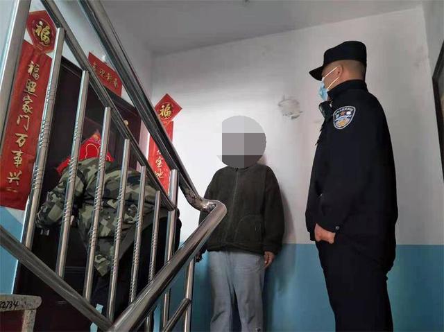 房主粗心被鎖門外，民警開鎖服務送上門