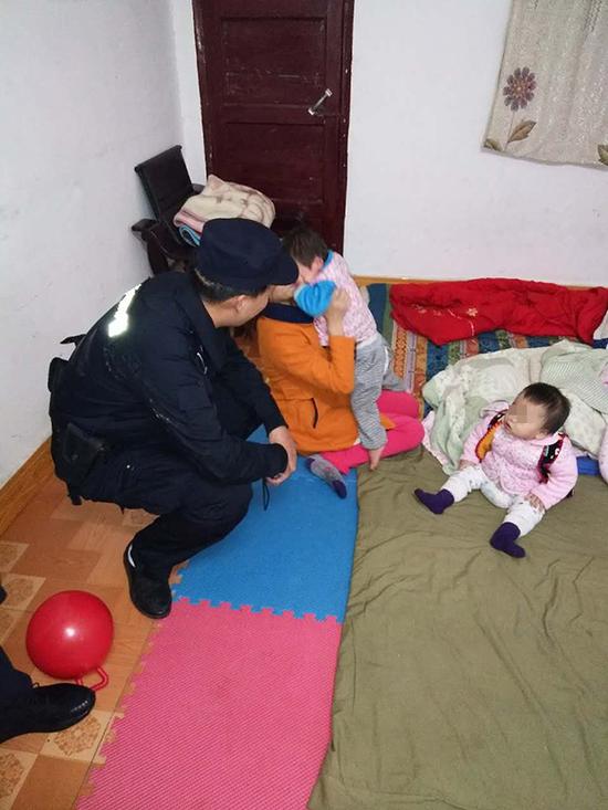 袁女士和民警迅速安撫女童的情緒。