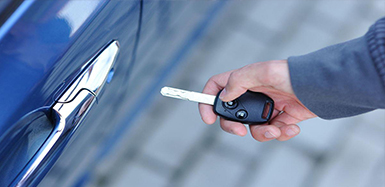 汽車鑰匙鎖在車里了怎么辦？如何開汽車鎖